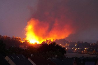 Blitzeinschlag: Getreidefeld bei Neuplanitz in Flammen - Leser Robin Kunze hat dieses Foto vom Feldbrand gemacht und für die Veröffentlichung zur Verfügung gestellt.