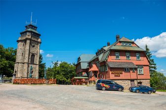 Blitzeinschlag im Erzgebirge: Totalschaden an Amateur-Funktechnik auf Auersbergturm - Berggasthof und Auersbergturm. Bei einem Unwetter Ende Juni hat es mehrere Blitzeinschläge auf der Erhebung gegeben.