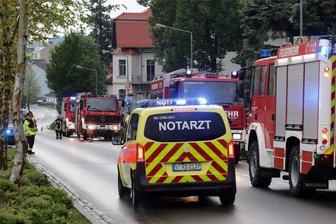 Blitzeinschlag in Meerane: Hausbewohner merken erst nach Eintreffen der Feuerwehr, dass es im Dachstuhl brennt - Feuerwehren aus Meerane, Ponitz, Schönberg und Pfaffroda waren nach dem Blitzeinschlag im Einsatz.