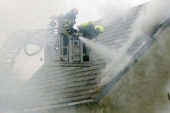 Blitzeinschlag löst Dachstuhlbrand aus -
