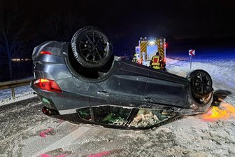 Blitzeis bei Augustusburg sorgt für Unfall: Auto überschlägt sich - Ein Pkw hat sich am Freitagabend auf der S 223 überschlagen.