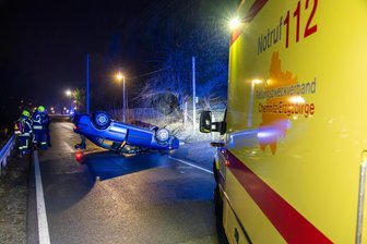 Blitzeis im Erzgebirge: Auto überschlägt sich bei Unfall - Am Teufelsstein in Bernsbach kam es wegen Blitzeis zu einem Unfall.