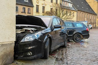 Blitzeis: Opel kracht in Roßwein gegen Hauswand - Ein Opel kam auf dem glatten Kopfsteinpflaster in Roßwein ins Rutschen und stieg gegen eine Hauswand.