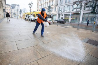 Blitzeis sorgt am Mittwoch für rutschige Gehwege im Vogtland - Thomas Fritsch von Götz Dienstleistungen brachte am Mittwoch auf Gehwegen an der Neundorfer Straße Salz aus.