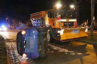 Blitzeis sorgt für zahlreiche Unfälle - In Chemnitz war ein Auto auf der Müllerstraße ins Schleudern geraten und auf die Seite gekippt.