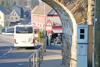 Blitzer an B 173 macht die meisten Fotos in Freiberger Region - Das Blitzgerät an der B 173 in Naundorf in Richtung Freiberg hält Temposünder in Schach.