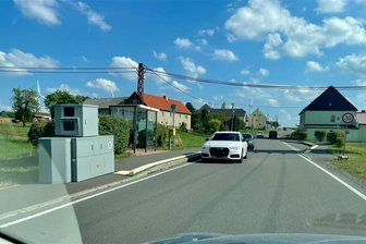 Blitzer auf B 101-Umleitung bei Großschirma: „Gulaschkanone mit Mikrowellenaufbau“ wechselt den Standort - Achtung: Blitzer! Die opulente Anlage nimmt Fahrer im Großschirmaer Ortsteil Teichhäuser ins Visier. Die Technik steht an der Bushaltestelle Alte Meißner Straße – geblitzt wird in die beide Fahrtrichtungen. Die als „Gulaschkanone“ belächelte Anlage verfehlt ihre Wirkung jedenfalls nicht - die Fahrer halten sich an Tempo 30.