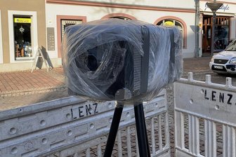 Blitzer auf dem Markt? Frankenberg baut Kamera auf - Spekulationen um eine neue Kamera am Frankenberger Markt. Passanten vermuten, dass es sich um einen Blitzer handelt.