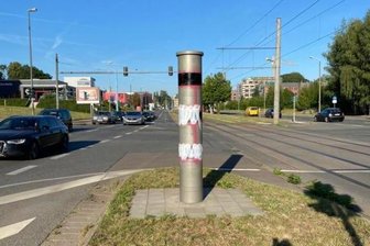 Auch der Blitzer an der Kreuzung Zwickauer Straße/Barbarossastraße wurde besprüht.