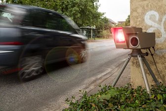 Blitzer-Bilanz fürs Erzgebirge: Wie viel km/h der schnellste Raser auf dem Tacho hatte - Mit 123 km/h ist ein Fahrer im Erzgebirger geblitzt worden - 2023 ein Negativrekord. Erlaubt war Tempo 50 an der Messstelle.