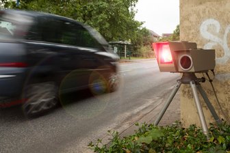 Blitzer-Bilanz im Erzgebirge: Raser mit 83 km/h über dem Limit erwischt - Mit satten 83 km/h zu viel ist ein Fahrer im Erzgebirge geblitzt worden – 2025 ein Negativrekord.