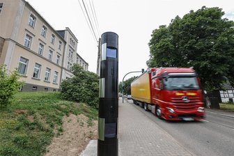 Blitzer in Chemnitz: Rekord-Einnahmen und immer mehr Attrappen - Erst Mitte des vergangenen Jahres in Betrieb genommen, spielte dieser neue Blitzer an der B 173 im Chemnitzer Ortsteil Mittelbach bereits 334.000 Euro ein.