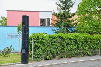 Blitzer in Freiberg "verziert": Radarfalle vorübergehend außer Gefecht - Der stationäre Blitzer steht in einer Tempo-30-Zone.