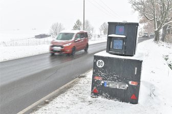 Blitzer in Großschirma sorgt für Spott im Netz: „Gulaschkanone mit Mikrowellenaufbau“ - Der mobile Blitzer im Stadtteil Teichhäuser wird von Fahrern verspottet.