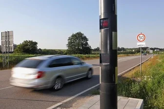 Blitzer in Höckendorf bringt 76.000 Euro im Monat - Der neue Blitzer in Glauchau-Höckendorf registrierte im ersten Monat mehr als 2500 Geschwindigkeitsüberschreitungen.