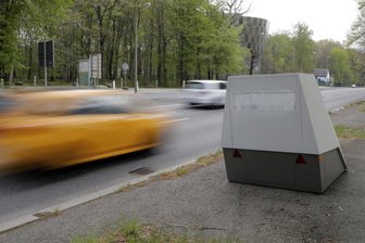 Blitzer mit weißer Farbe besprüht -