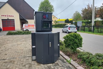 Blitzer steht in Sohra bei Freiberg am Bürgerhaus - Der Superblitzer mit dem Spitznamen „Gulaschkanone mit Mikrowellenaufbau“ steht gerade in Sohra.