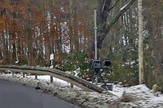 Blitzer unter fehlendem Tempo-70-Schild: Wurden Autofahrer in Wüstenbrand ausgetrickst? - Dieses Blitzgerät an der Hohensteiner Straße bei Wüstenbrand hat am 8. Dezember 24 Temposünder erwischt. Eigentlich wäre das keine große Sache. Doch die Begleitumstände sind skurril.