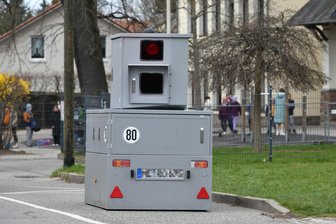 Blitzer vor Grundschule in Erlau: Raser bringt es auf Tempo 70 - Der mobile Blitzer stand vor kurzem wieder vor der Grundschule in Erlau.