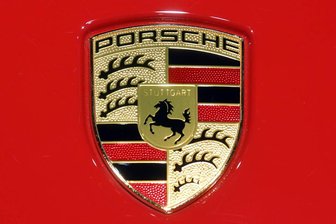 Blitzerapp aktiviert - Porschefahrerin rauscht in Geschwindigkeitskontrolle -