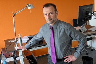 Blitzkarriere in der Politik: Wie ein Chemnitzer Ingenieur für Sahra Wagenknecht Parteichef wurde - Wenn schon Politik, dann gleich das volle Programm als BSW-Landeschef: Prof. Dr. Jörg Scheibe in seiner Firma.