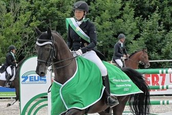 Blitzsauber zum Titel geritten - Mit "Snoopy" auf Goldkurs: Franziska Vos vom RFV Großwaltersdorf ist sächsische Amateurmeisterin in der Dressur. 