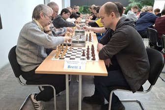 Blitzschach in der Bäckerei Möbius in Oederan: Der Sieger ist ein alter Bekannter - Robert Wetzel (vorn rechts, hier im Spiel gegen Jörg Dölle vom SV Eiche Reichenbrand) gewann das Oederaner Blitzschachturnier.