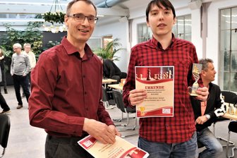 Blitzschachmeister in Oederan gesucht: Nicht nur der König ist an den Tischen Trumpf - Turnierleiter Mathias Möbius (l.) beglückwünschte im Vorjahr Felix Bräuer zum Sieg beim Oederaner Weihnachtsschachturnier.
