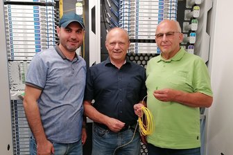 Blitzschnell im Netz: Glasfaser-Internet in Heidersdorf in Betrieb gegangen - Ibraheem Alhamdan, Thomas Neef und Andreas Börner (v.l.) starten das neue Glasfasernetz.