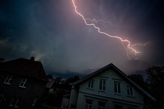 Blitzschutz-Arbeiten in Triebel schließen auch alte Lücke - Blitze zucken: Am Kulturhaus Triebel wird in Blitzschutz investiert.