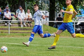 Blitzstart lässt Selbstvertrauen steigen - Da ist es passiert: Daniel Böttcher (links) vom VfB Empor Glauchau trifft gegen Taucha bereits in der ersten Minute zur Führung. 
