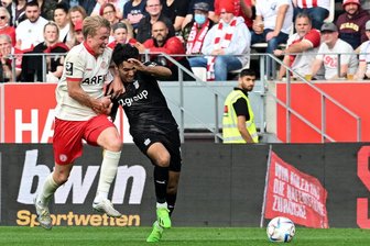 Blitztor, Rote Karte, neue Taktik: Zwickau erkämpft 1:1-Remis in Essen - Kampf um den Ball zwischen Felix Goetze (Rot Weiss Essen) und Johan Gomez (FSV Zwickau)