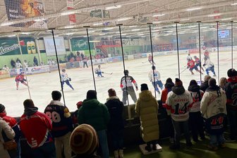 Blitzturnier im Erzgebirge gibt Vorgeschmack auf Eishockey-Derby in der Regionalliga - So voll wird es erst wieder in der Regionalliga. Eishockey wird im Wolfsbau diesen Sonnabend dennoch gespielt.