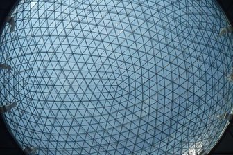 Blockchain: Das nächste große Ding - Ein Netz von Rechnern, die wie die Knoten dieser Glaskuppel miteinander verbunden sind, bildet das Rückgrat der Blockchain-Technologie. An sie knüpfen sich hohe Erwartungen. Manche wirken surreal wie die Visionen Salvador Dalís, in dessen Theatermuseum in Spanien dieses Foto entstand.