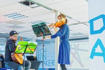 Blockchain, Vivaldi, Kuchen: Der Makers Day in Chemnitz macht Appetit - Michael Schmiedel an der Gitarre und Alice Schröder an der Violine, Lehrer an der Kreismusikschule Stollberg, interpretierten zum 2. Makers Day in Neukirchen klassische Musik. 