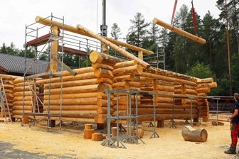 Blockhaus aus Langenbernsdorf ist an die Heinzebank umgezogen - 