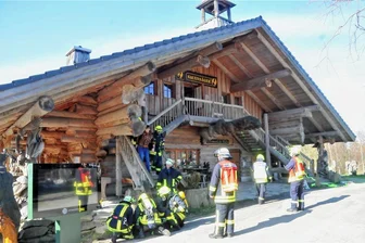 Blockhausen als Schauplatz der Großübung der Feuerwehren aus den Gemeinden Mulda und Dorfchemnitz - Bei der Feuerwehrübung im Walderlebniszentrum Blockhausen wurde ein Brand simuliert. Die Gemeindefeuerwehren Mulda und Dorfchemnitz waren im Großeinsatz. Das Szenario der gemeinsamen Übung: Eine Jugendgruppe musste gerettet werden. 