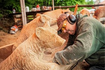 Blockhausen: Das müssen Besucher der Kettensägen-Weltmeisterschaft wissen - Dayton Scoggins gehört zu den Kettensägenschnitzern, die Pfingsten zur Weltmeisterschaft ihr Können zeigen. 