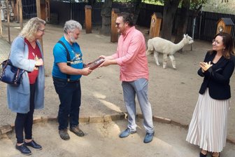 Blockhausen ist auch in Tschechien bekannt: „Sauensäger“ Andreas Martin nimmt Preis in Most entgegen - Andreas und Steffi Martin (links) nahmen am Montag auf der Alpaka-Farm „Alpakárna“ in Most den Preis entgegen.