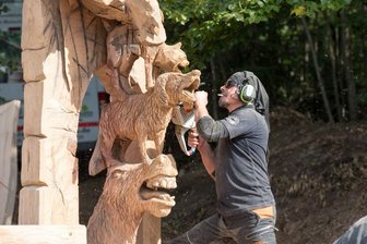 Blockhausen: Kettensägen-Künstler schaffen märchenhafte Figuren - In diesem Jahr sind die Figuren aus dem Märchenpark Thema.