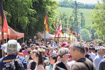 Blockhausen: Wenn auf der Bühne Tränen fließen - Die internationale Elite der Kettensägen-Schnitzer traf sich in Blockhausen und lockte tausende Besucher am Pfingstwochenende zum Volksfest. 
