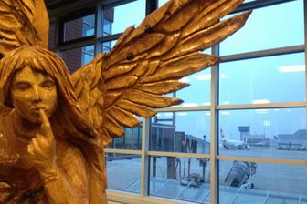 Blockhausen wirbt am Flughafen Dresden nun fürs Erzgebirge - Eine Engelsfigur gehört zu den 24 Figuren, mit denen am Flughafen Dresden für das Erzgebirge geworben wird.