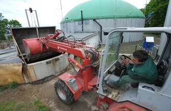 Mit Pflanzensilage entsteht Methan, das im Blockheizwerk verbrannt wird.