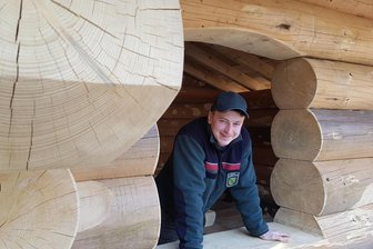 Blockhütte im Forstrevier Kottenheide heißt „Hämmerlingshütte“ - David Neubert von Sachsenforst in der neuen Hämmerlingshütte.