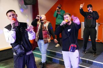 Blockparty vor letzter Auflage: Zschopauer Rapper wollen ein neues Kapitel aufschlagen - Mit seinen fünf Bandkollegen probt Egor Strunewski alias Rushn hier gerade im Zschopauer Jugendclub High-Point, um am Samstag dort bei der letzten Blockparty einen perfekten Auftritt hinzulegen.