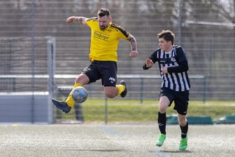Bloß kein Abstieg im Jubiläumsjahr: Freiberger Fußballer werfen jetzt alles in die Waagschale - Vorbild in Sachen Kampfgeist und Einsatzwillen: Ronny Singer (l.), hier im Spiel gegen den FC Stollberg.