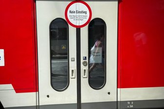 Bloß keine „Chemnitzer Taxi-Analogie“: Was OB Schulze wegen des RE-6-Desasters für Chemnitz befürchtet - Bis vor kurzem war bei den Zügen des RE6 der erste Wagen nach der Lok gesperrt. Jetzt sind die Wagen wieder nutzbar. Der Imageschaden sei trotzdem da, sagt der Chemnitzer OB.