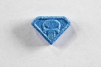"Blue Punisher" ist auch in Sachsen im Umlauf: Warum ist die Ecstasy-Variante so gefährlich? - Blau, eckig und mit Totenkopf-Symbol - die Ecstasy-Pille "Blue Punisher".