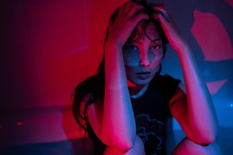 Blue Punisher oder: Der blaue Tod - Wie ein 13-jähriges Mädchen gegen seine Sucht kämpft - So wie diese junge Frau habe sich Marie oft gefühlt. Zwar klug, beliebt, hübsch und höflich, doch allein mit ihrer Sucht.