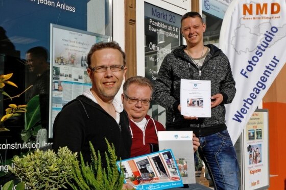 Blühende Stadt - weniger Teilnehmer - Mario Gerhold, Peter Kreher und Chris Alexander Famulla mit der begrünten Bank, die im Vorjahr den Preis im Wettbewerb holte. 